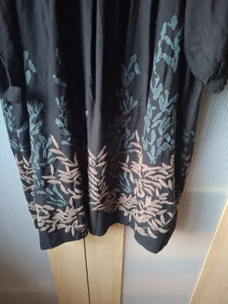 Vestido negro bordado estilo boho