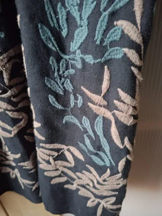 Vestido negro bordado estilo boho