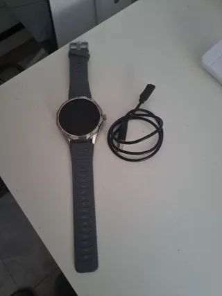 Reloj Inteligente Gris y Plateado