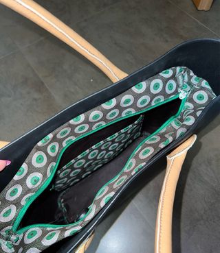 Borsa O bag nera con manici beige