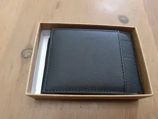 Cartera de piel negra