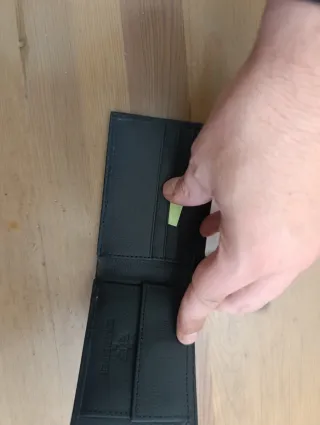 Cartera de piel negra