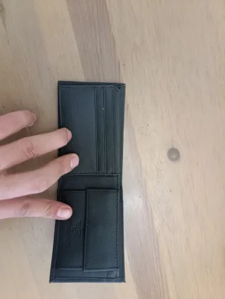 Cartera de piel negra