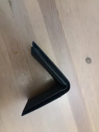 Cartera de piel negra