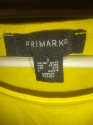Camiseta amarilla Primark manga corta.