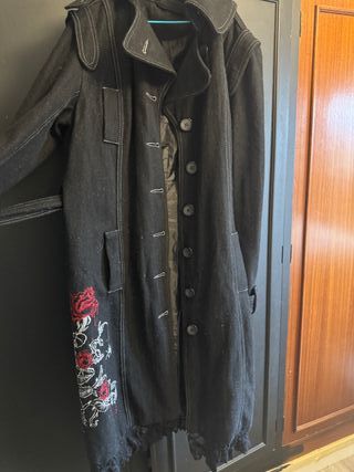 Abrigo negro con rosas rojas