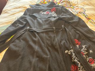 Abrigo negro con rosas rojas