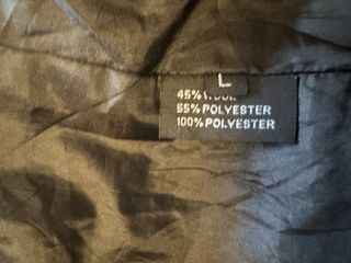 Abrigo negro con rosas rojas