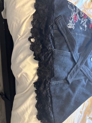 Abrigo negro con rosas rojas