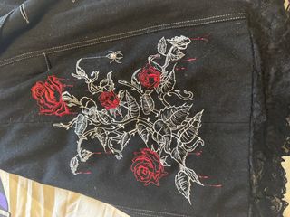 Abrigo negro con rosas rojas