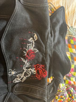 Abrigo negro con rosas rojas