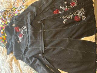 Abrigo negro con rosas rojas