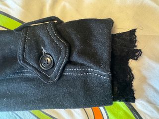 Abrigo negro con rosas rojas