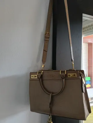 Bolso Guess Beige y Dorado