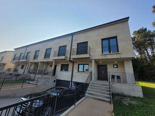 Casa adosada en venta en Brión