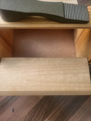 Limpia zapatos de madera