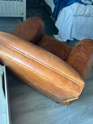 Gran sillón de piel desgastado Pedro Peña