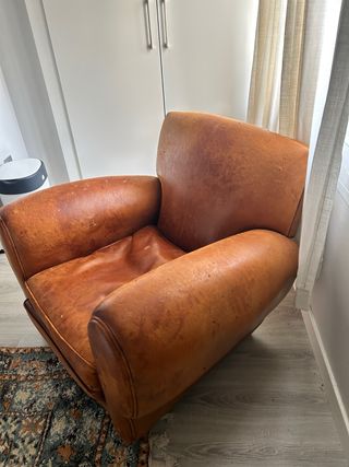 Gran sillón de piel desgastado Pedro Peña