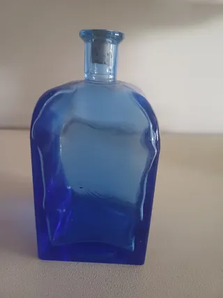 Cinque bottiglie blu cobalto. 18 cm di altezza