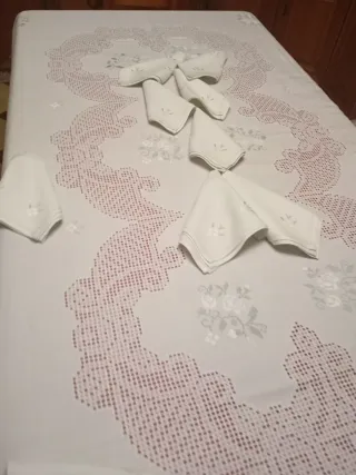 Mantelería bordada a mano Lagartera desilada nueva