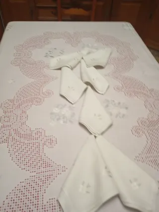 Mantelería bordada a mano Lagartera desilada nueva