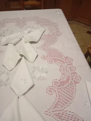 Mantelería bordada a mano Lagartera desilada nueva