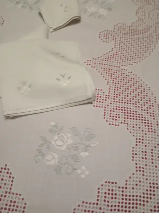 Mantelería bordada a mano Lagartera desilada nueva