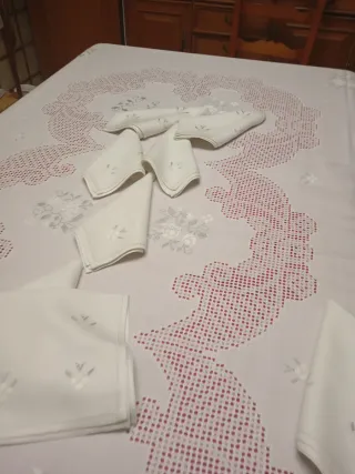 Mantelería bordada a mano Lagartera desilada nueva