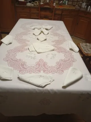 Mantelería bordada a mano Lagartera desilada nueva