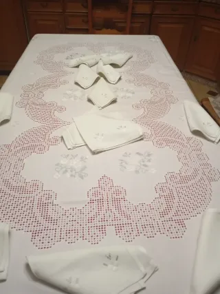 Mantelería bordada a mano Lagartera desilada nueva