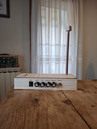 Theremin Analógico Madera (Heterodino VCF)