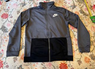 Chaqueta deportiva Nike gris y negra