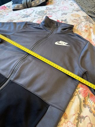 Chaqueta deportiva Nike gris y negra