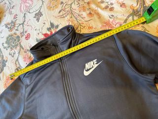 Chaqueta deportiva Nike gris y negra