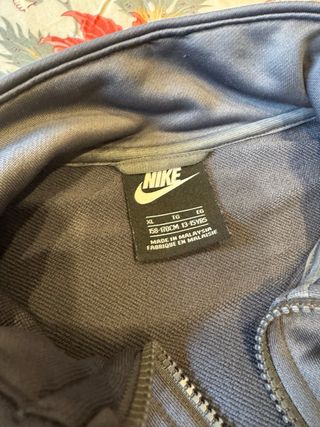 Chaqueta deportiva Nike gris y negra