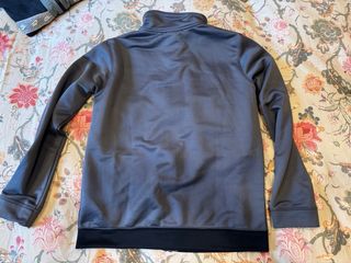 Chaqueta deportiva Nike gris y negra