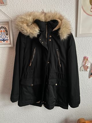 Parka Negra Zara con Capucha y Pelo