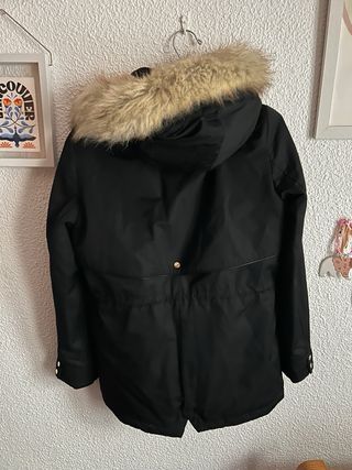 Parka Negra Zara con Capucha y Pelo