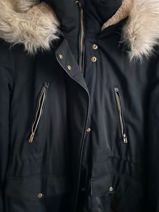 Parka Negra Zara con Capucha y Pelo