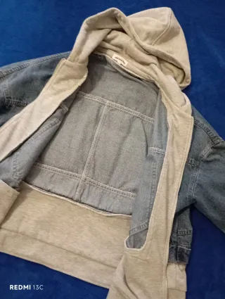 Giubbotto jeans  felpa grigia  cappuccio integrata