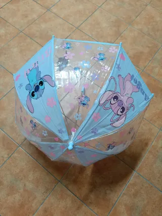Paraguas infantil transparente con Stich.