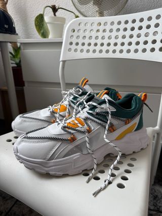 Zapatillas deportivas verdes y blancas