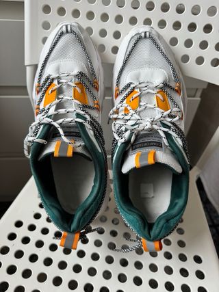 Zapatillas deportivas verdes y blancas