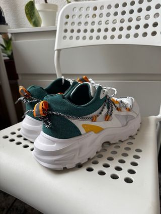 Zapatillas deportivas verdes y blancas