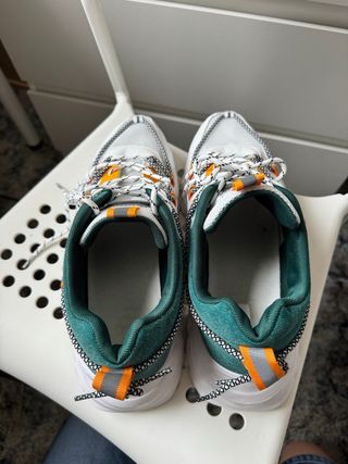 Zapatillas deportivas verdes y blancas