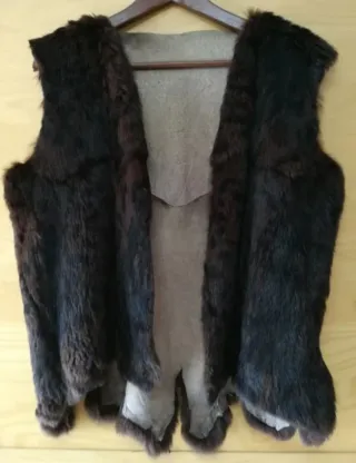 Chaleco de piel marrón y negro