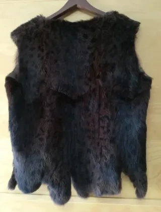 Chaleco de piel marrón y negro