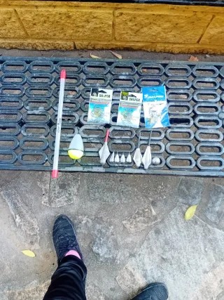 Anzuelos, plomos, boya y varillas pesca
