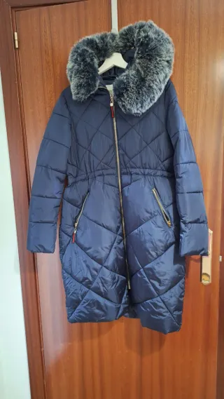 Chaquetón azul marino con capucha