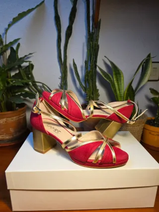 Sandalias rojas y doradas Talla 37